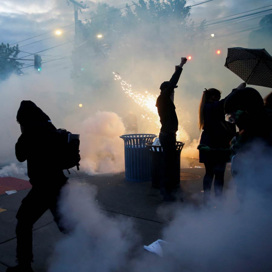 Demonstranten stehen in Tränengas-Wolke