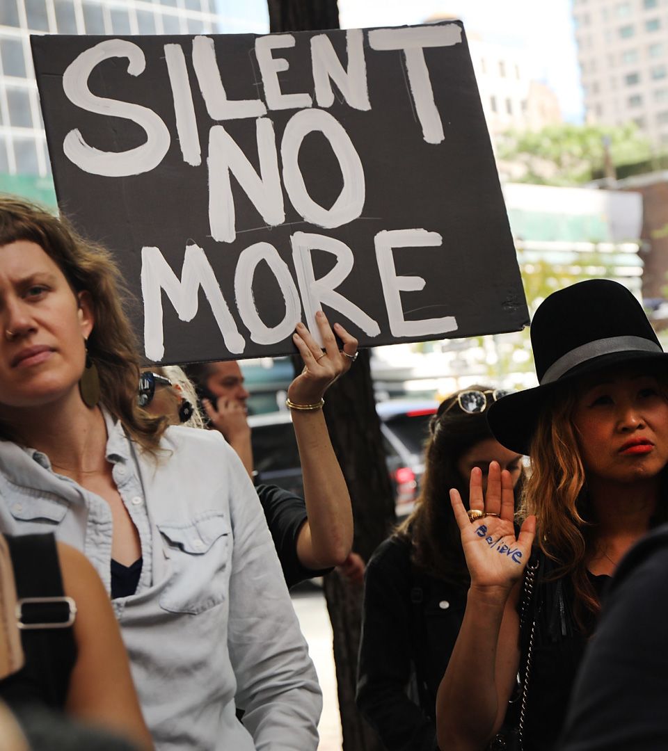 Frauen halten auf einer Demonstration ein Plakat mit der Aufschrift "Silent no more" in der Hand